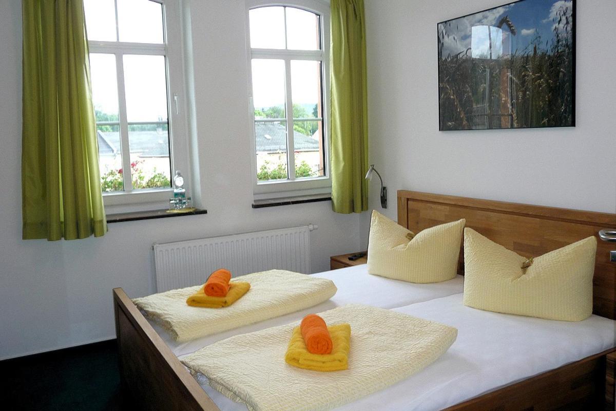 Pension Und Ferienwohnung Am Teich Schleiz Exterior foto