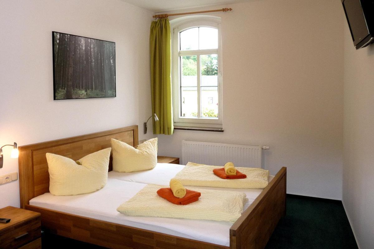 Pension Und Ferienwohnung Am Teich Schleiz Exterior foto